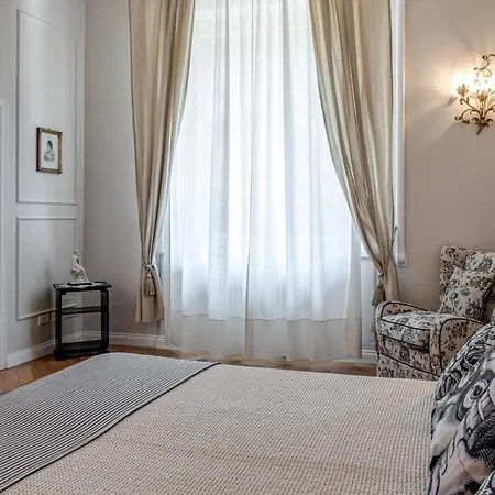 Maison Flora, Oltrarno * Florence